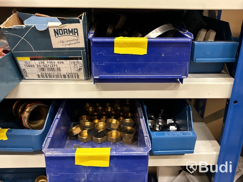 2 st plåthyllor med kopplingar & VVS-delar
