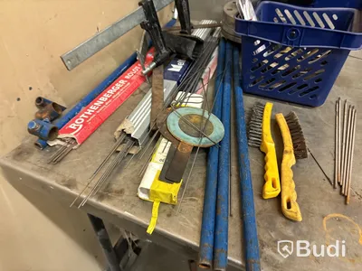 Arbetsbänk med skruvstäd & innehåll