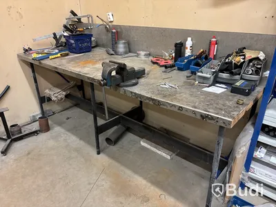 Arbetsbänk med skruvstäd & innehåll