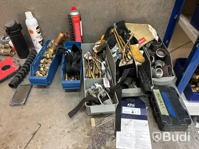 Arbetsbänk med skruvstäd & innehåll