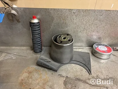 Arbetsbänk med skruvstäd & innehåll