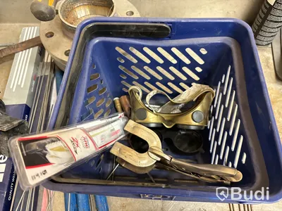 Arbetsbänk med skruvstäd & innehåll