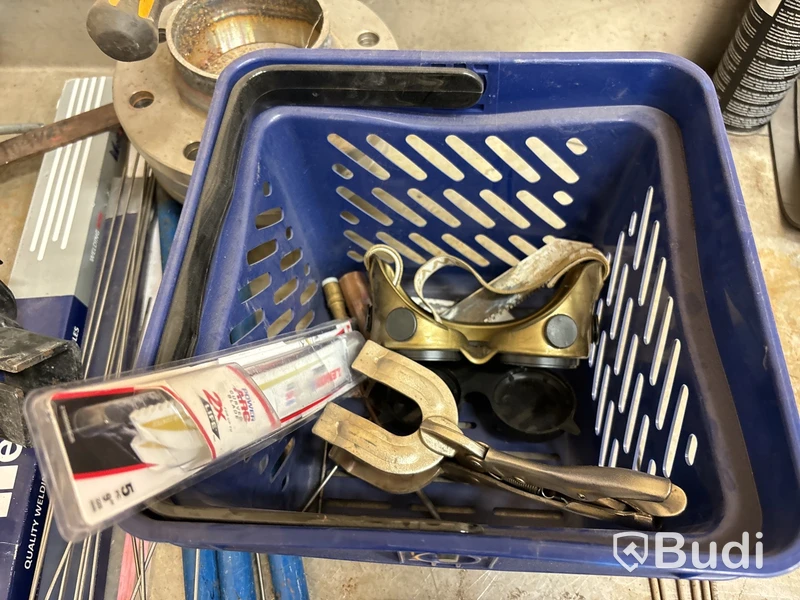 Arbetsbänk med skruvstäd & innehåll