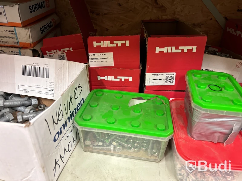 2 st hyllor med verktyg, borr, bult, kem m.m
