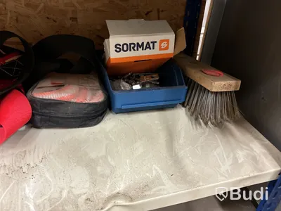 2 st hyllor med verktyg, borr, bult, kem m.m