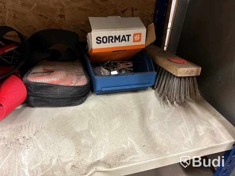 2 st hyllor med verktyg, borr, bult, kem m.m