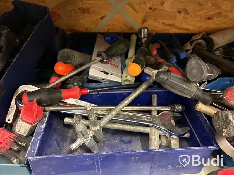 2 st hyllor med verktyg, borr, bult, kem m.m