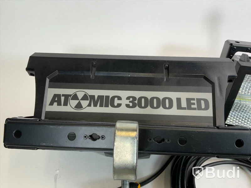 2st Martin Atomic 3000 LED ink fäste och strömkabel. Ord nypris ca 60 000 för paret