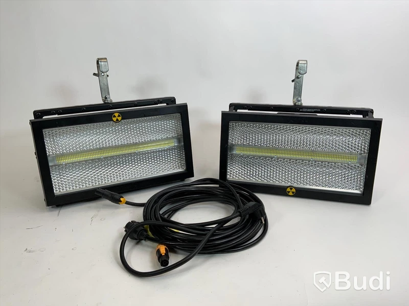 2st Martin Atomic 3000 LED ink fäste och strömkabel. Ord nypris ca 60 000 för paret