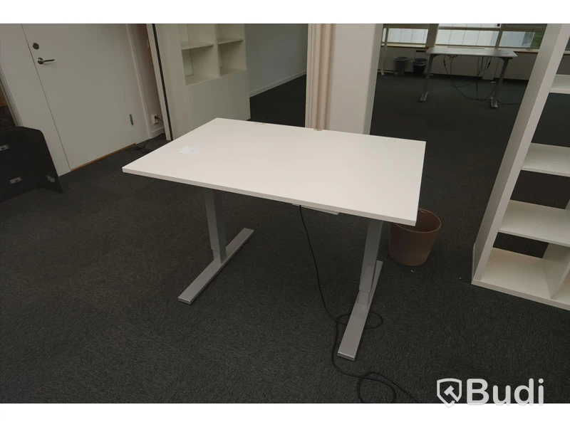 Elektriskt höj och sänkbart skrivbor B:120cm D: 80cm. Funktionstestat