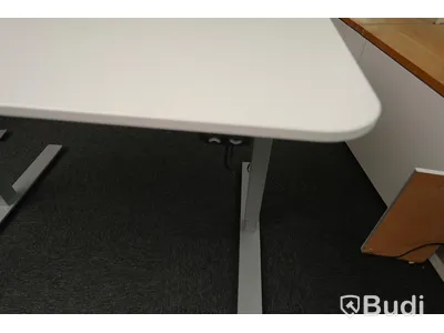 Elektriskt höj- och sänkbart skrivbord 120x80cm. Funktionstestat. OBS 2 mindre märken i skivan