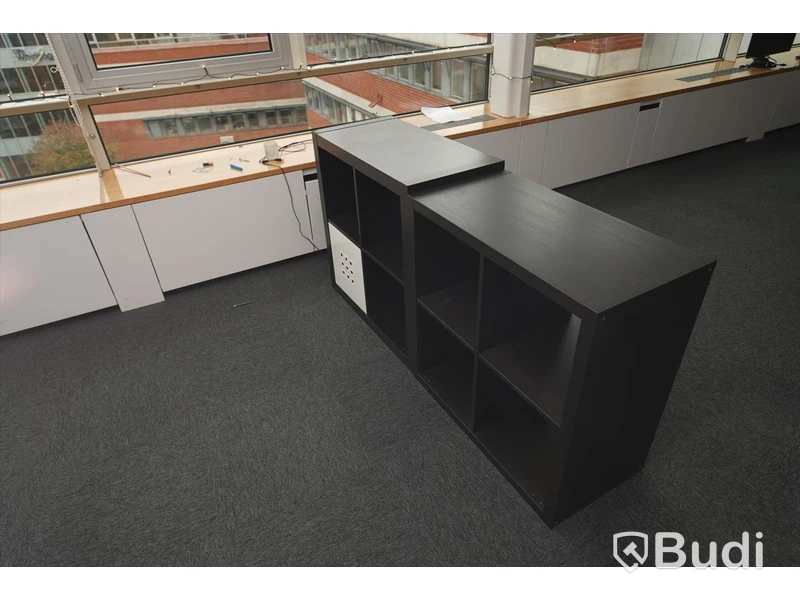2st låga bokhyllor . Total bredd ca 155cm
