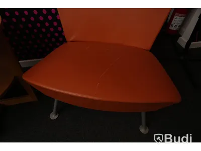 2st skinnfåtöljer samt soffbord. OBS, skavanker finnes.