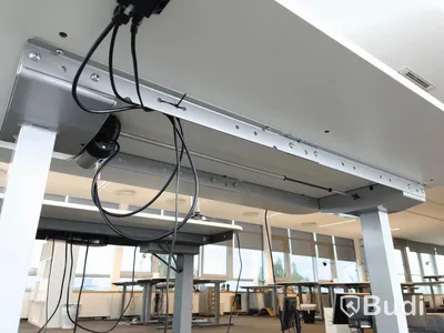 Elektriskt höj- och sänkbart skrivbord. Funktionstestat. B:120cm, D:80cm. Inkl skrivbordslampa