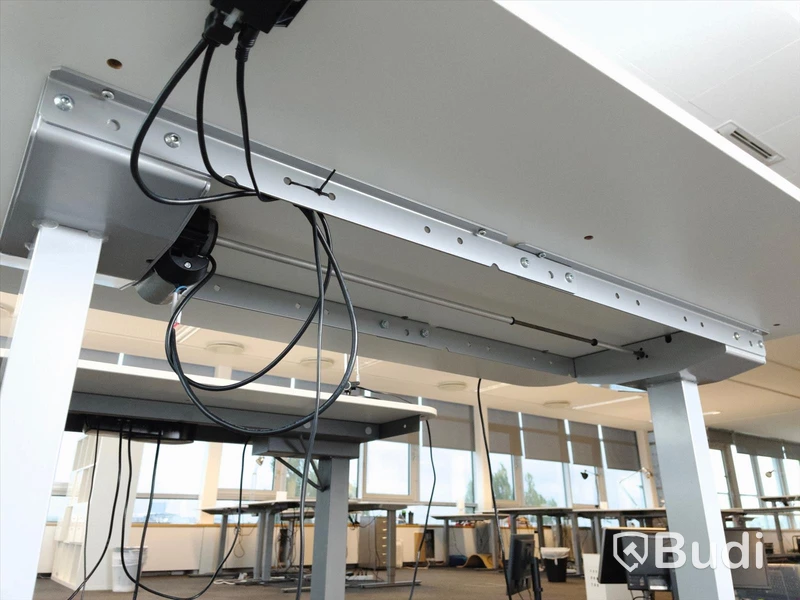 Elektriskt höj- och sänkbart skrivbord. Funktionstestat. B:120cm, D:80cm. Inkl skrivbordslampa