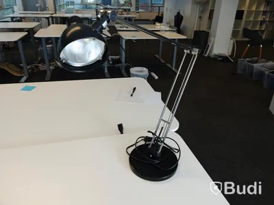 Elektriskt höj- och sänkbart skrivbord. Funktionstestad. B:120cm, D:80cm. Inkl skrivbordslampa