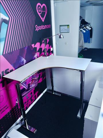 Höj- och sänkbart skrivbord LANABDESIGN ink skrivbordslampa 