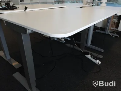 Elektriskt höj- och sänkbart skrivbord. Funktionstestad. B:120cm, D:80cm.