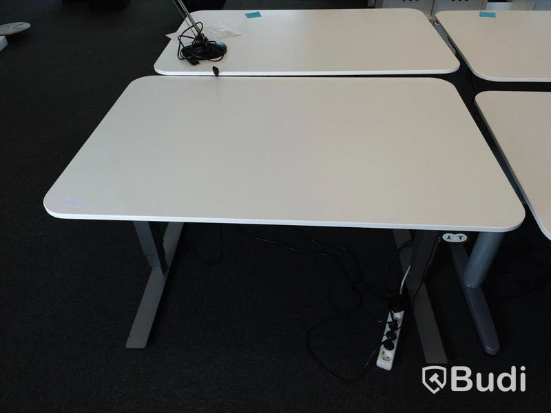 Elektriskt höj- och sänkbart skrivbord. Funktionstestad. B:120cm, D:80cm.