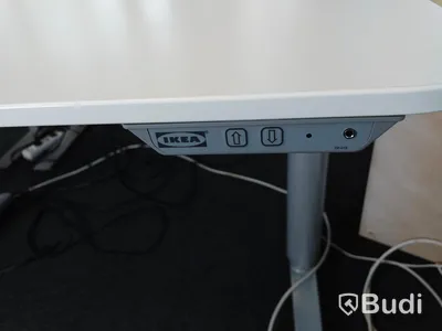 Elektriskt höj- och sänkbart skrivbord. Funktionstestad. B:120cm, D:80cm. Inkl lampa