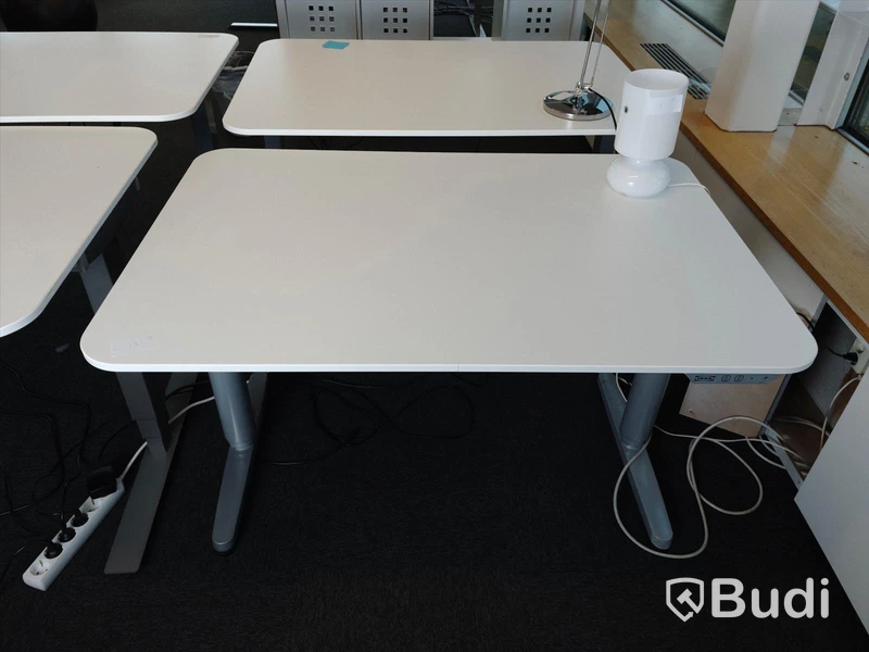 Elektriskt höj- och sänkbart skrivbord. Funktionstestad. B:120cm, D:80cm. Inkl lampa