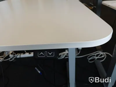 Elektriskt höj- och sänkbart skrivbord. Funktionstestad. B:120cm, D:80cm.