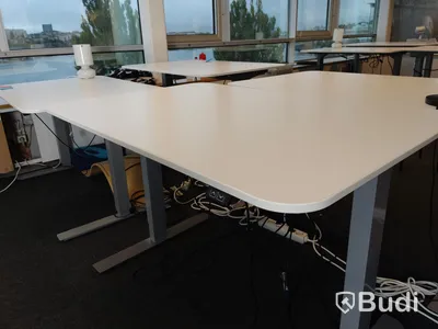 Elektriskt höj- och sänkbart skrivbord. Funktionstestad. B:120cm, D:80cm.