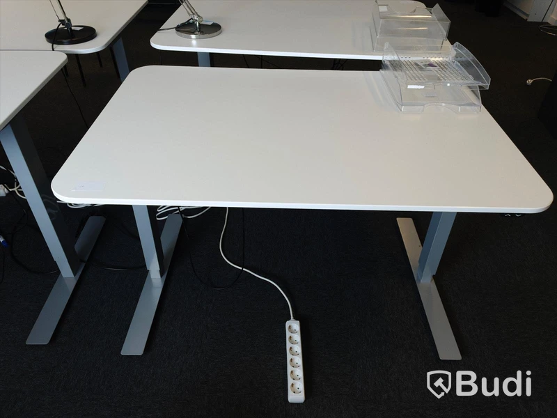 Elektriskt höj- och sänkbart skrivbord. Funktionstestad men saknar sladd. B:120cm, D:80cm.