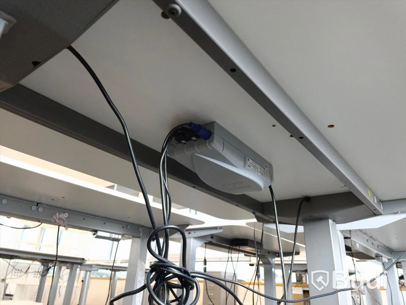 Elektriskt höj- och sänkbart skrivbord. Funktionstestad. B:120cm, D:80cm. Inkl skrivbordslampa