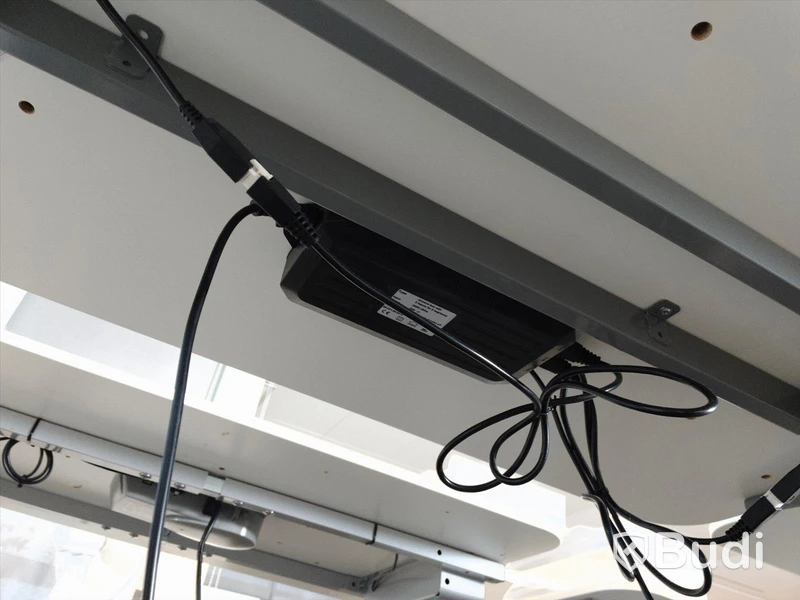 Elektriskt höj- och sänkbart skrivbord. Funktionstestad. B:120cm, D:80cm.