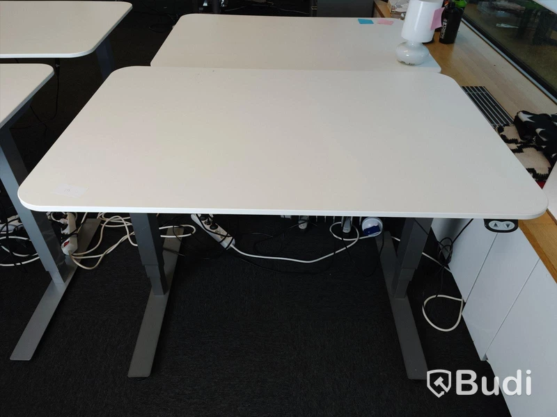 Elektriskt höj- och sänkbart skrivbord. Funktionstestad. B:120cm, D:80cm.