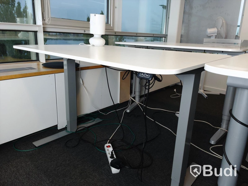 Elektriskt höj- och sänkbart skrivbord. Funktionstestad. B:120cm, D:80cm. Inkl lampa