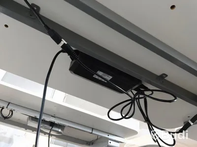 Elektriskt höj- och sänkbart skrivbord. Funktionstestad. B:120cm, D:80cm. Inkl lampa
