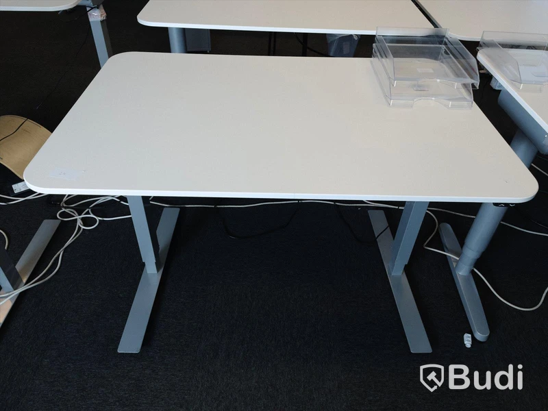 Elektriskt höj- och sänkbart skrivbord. Funktionstestad. B:120cm, D:80cm.