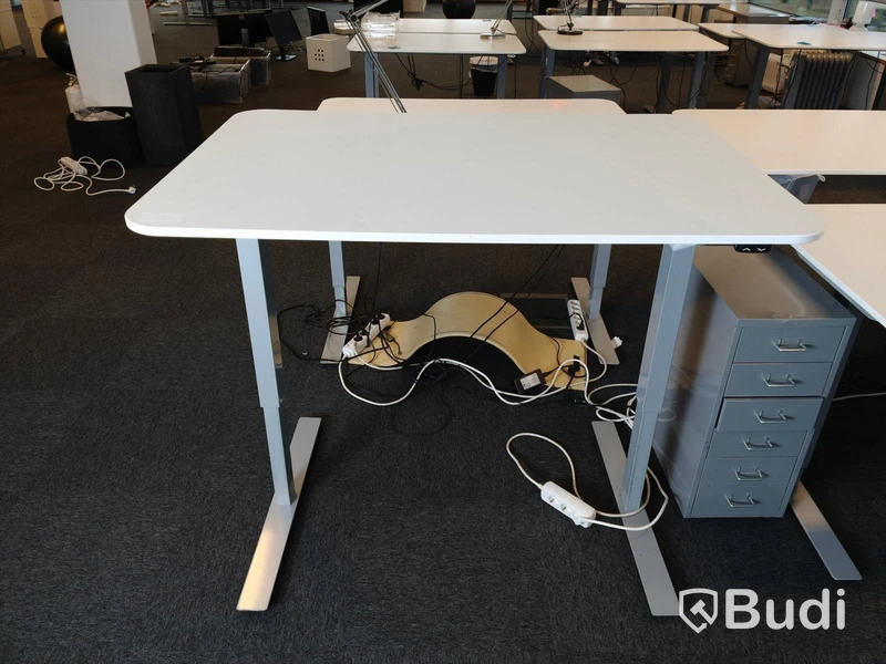 Elektriskt höj- och sänkbart skrivbord. Funktionstestad. B:120cm, D:80cm.