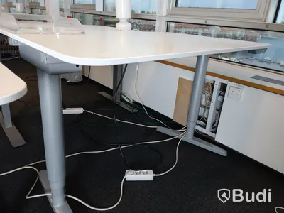 Elektriskt höj- och sänkbart skrivbord. Funktionstestad. B:120cm, D:80cm.