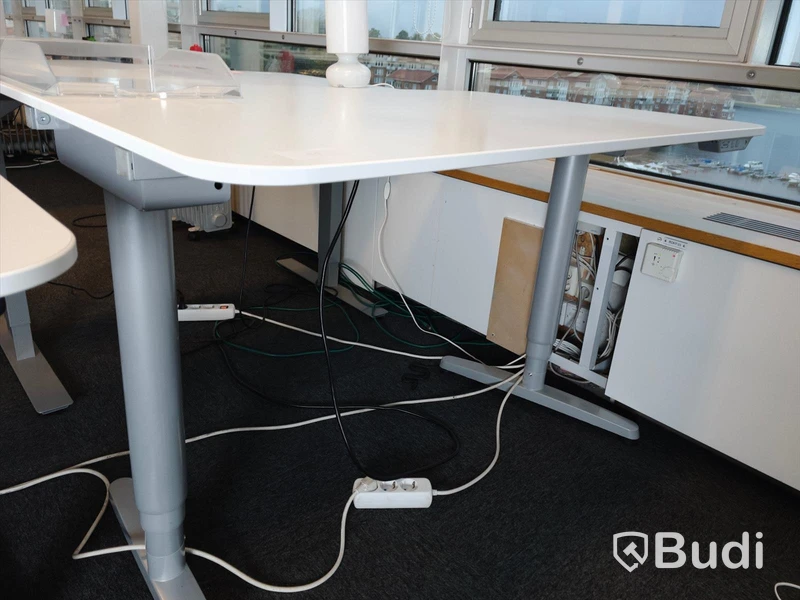 Elektriskt höj- och sänkbart skrivbord. Funktionstestad. B:120cm, D:80cm.