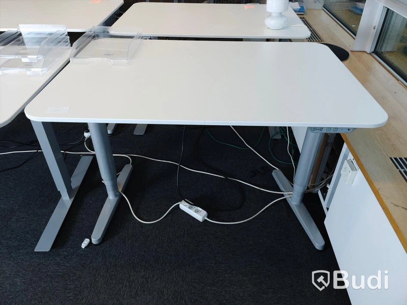 Elektriskt höj- och sänkbart skrivbord. Funktionstestad. B:120cm, D:80cm.
