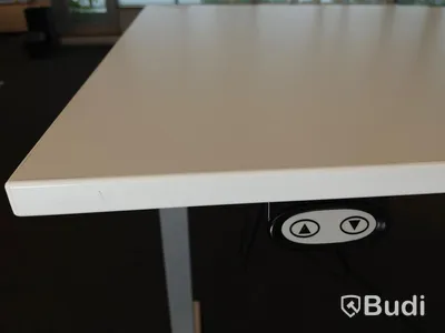 Elektriskt höj- och sänkbart skrivbord. Fungerar ej. B:120cm, D:80cm.