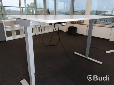 Elektriskt höj- och sänkbart skrivbord. Fungerar ej. B:120cm, D:80cm.