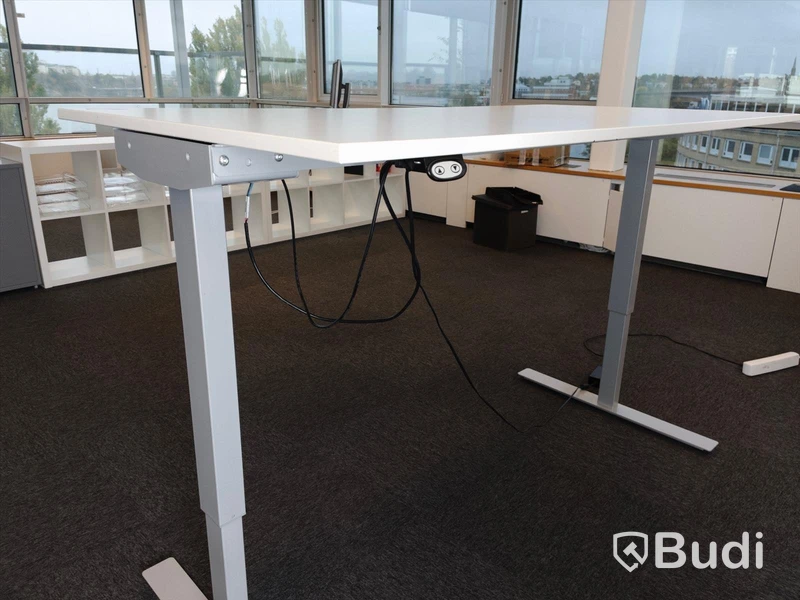 Elektriskt höj- och sänkbart skrivbord. Fungerar ej. B:120cm, D:80cm.