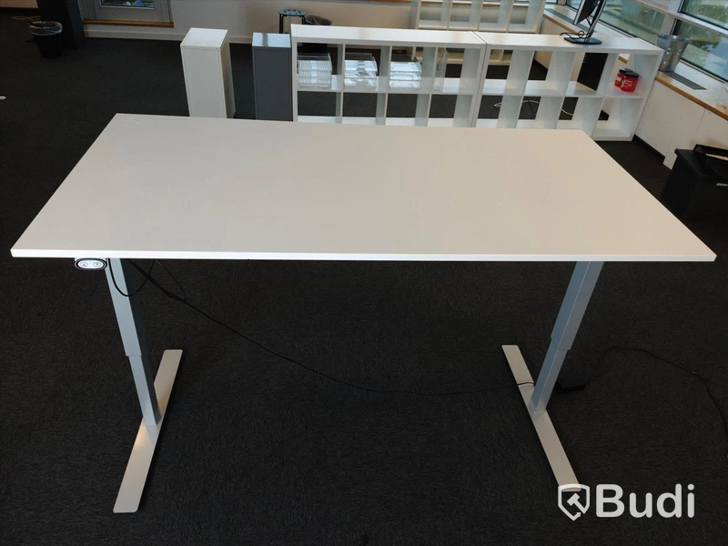 Elektriskt höj- och sänkbart skrivbord. Fungerar ej. B:120cm, D:80cm.