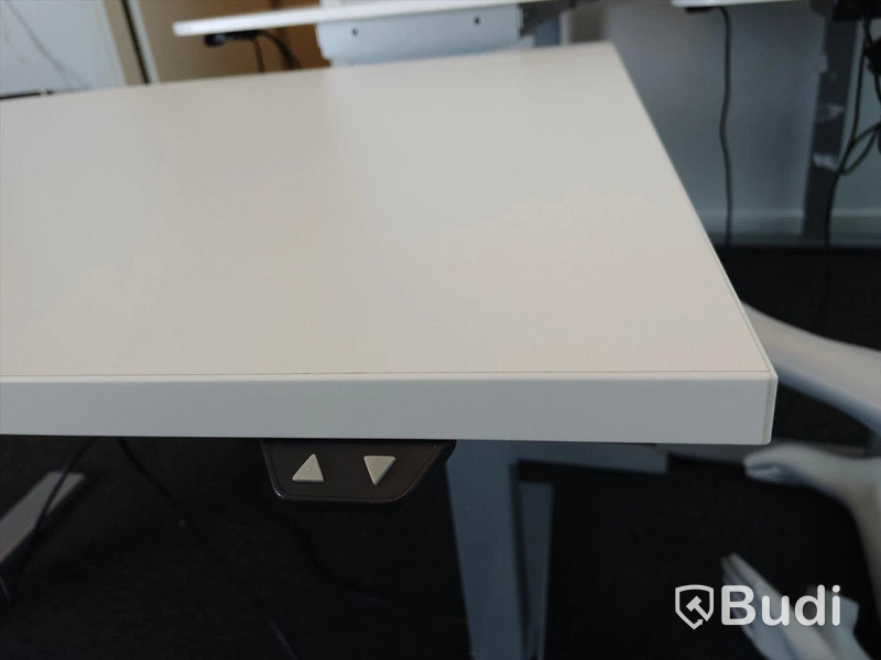 Elektriskt höj- och sänkbart skrivbord. Funktionstestad men bordet sitter löst. B:120cm, D:80cm.