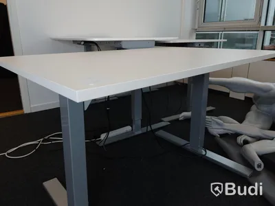 Elektriskt höj- och sänkbart skrivbord. Funktionstestad men bordet sitter löst. B:120cm, D:80cm.