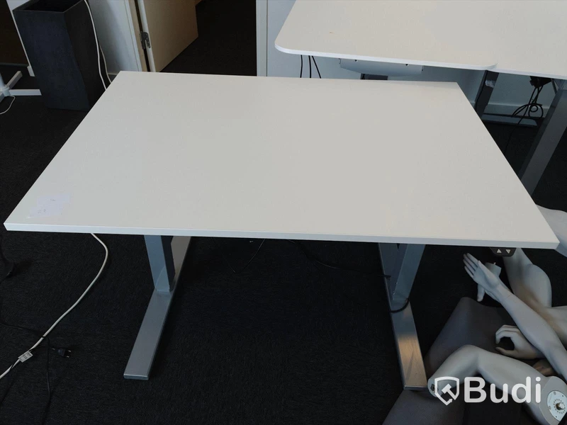 Elektriskt höj- och sänkbart skrivbord. Funktionstestad men bordet sitter löst. B:120cm, D:80cm.