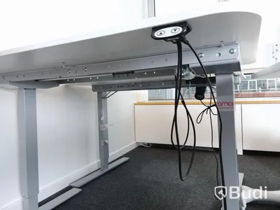 Elektriskt höj- och sänkbart skrivbord. Funktionstestad. B:120cm, D:80cm.