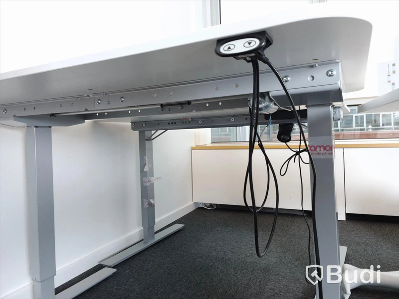Elektriskt höj- och sänkbart skrivbord. Funktionstestad. B:120cm, D:80cm.