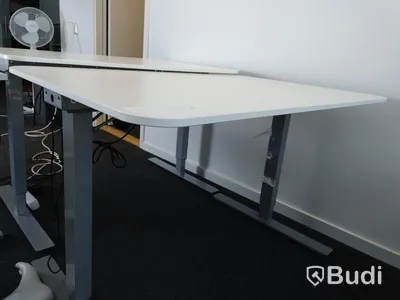 Elektriskt höj- och sänkbart skrivbord. Funktionstestad men saknar sladd. B:120cm, D:80cm.