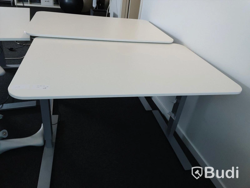 Elektriskt höj- och sänkbart skrivbord. Funktionstestad men saknar sladd. B:120cm, D:80cm.