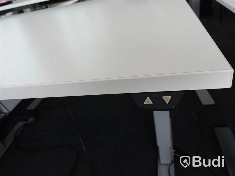 Elektriskt höj- och sänkbart skrivbord. Funktionstestat. B:120cm, D:80cm. Inkl skrivbordslampa